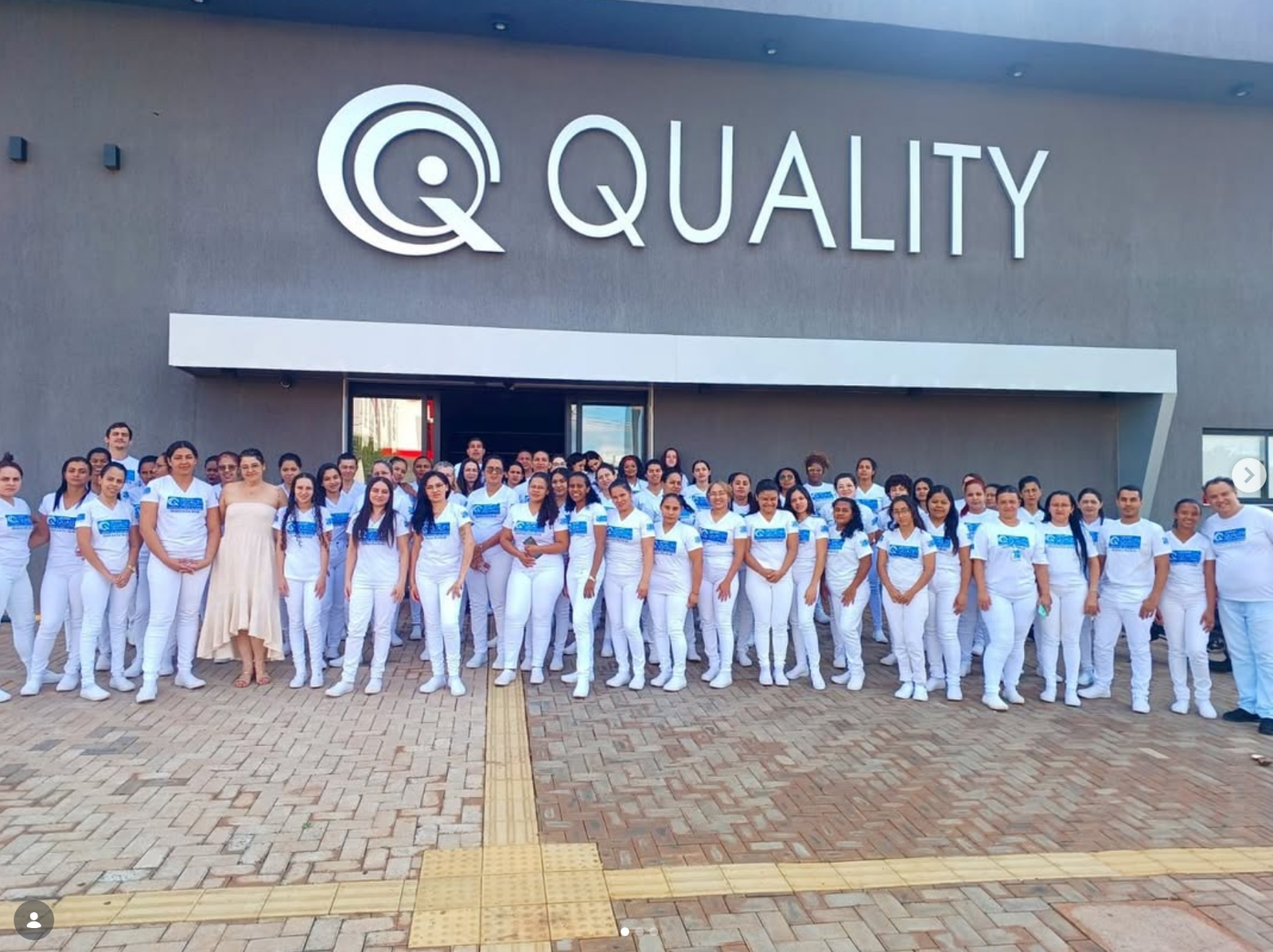 Alunos do Colégio Quality reunidos em frente à sede